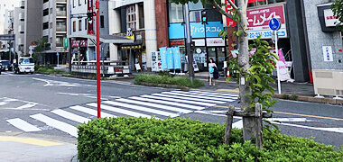 道路の反対側へ